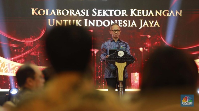 Wakil Ketua Dewan Komisioner OJK Mirza Adityaswara memberi penghargaan terhadap Direktur CNBC Tanah Air Shanta Curanggana di kategori Dunia Pers Televisi Terproduktif untuk media CNBC Indonesia di acara OJK Apresiasi Industri Media Massa 2024 pada Hotel Ritz Carlton, Jakarta, Hari Jumat (6/12/2024). Wakil Ketua Dewan Komisioner OJK Mirza Adityaswara memberi penghargaan terhadap Direktur CNBC Nusantara Shanta Curanggana pada kategori Industri Media Televisi Terproduktif untuk media CNBC Tanah Air pada acara OJK Apresiasi Dunia Pers Massa 2024 pada Hotel Ritz Carlton, Jakarta, Hari Jumat (6/12/2024). (CNBC Indonesia/Muhammad Sabki)