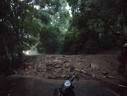 Longsor Tutup Jalur Antarkecamatan di Trawas Mojokerto