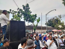 Massa Demo di Kantor KPU Medan, Minta Pemungutan Suara Ulang