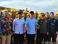 Mendes Yandri Serahkan 67 Bantuan Alat Berat dari BUMDes ke Warga Kaltim