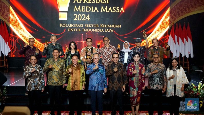 Wakil Ketua Dewan Komisioner OJK Mirza Adityaswara memberi penghargaan untuk Direktur CNBC Indonesi Shanta Curanggana pada kategori Dunia Pers Televisi Terproduktif untuk media CNBC Indonesi pada acara OJK Apresiasi Industri Media Massa 2024 dalam Hotel Ritz Carlton, Jakarta, hari terakhir pekan (6/12/2024). Wakil Ketua Dewan Komisioner OJK Mirza Adityaswara memberi penghargaan untuk Direktur CNBC Nusantara Shanta Curanggana pada kategori Media Massa Televisi Terproduktif untuk media CNBC Tanah Air pada acara OJK Apresiasi Media Massa Massa 2024 di Hotel Ritz Carlton, Jakarta, hari terakhir pekan (6/12/2024). (CNBC Indonesia/Muhammad Sabki)