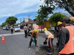 Lubang-lubang di Jalan Denpasar-Gilimanuk Ditambal Jelang Nataru