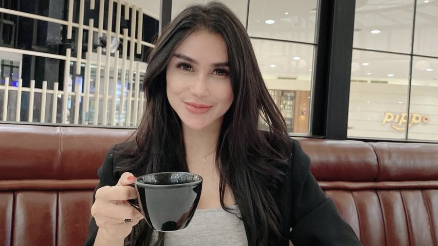 Pesona Manis Bebizie Saat Pose dengan Kue Ulang Tahun Cantik Pesona Manis Bebizie Saat Pose dengan Kue Ulang Tahun Cantik