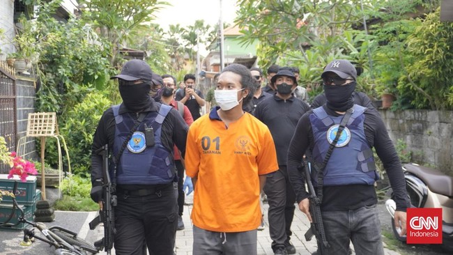 BNN Bali menyita ganja 5,5 kilogram saat gerebek gudang sebuah vila di Ubud. Ganja itu dimiliki mahasiswa yang dibeli dari Sumut untuk tahun baru di Bali.