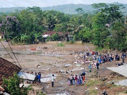 Porak-poranda Sukabumi Dikepung Bencana