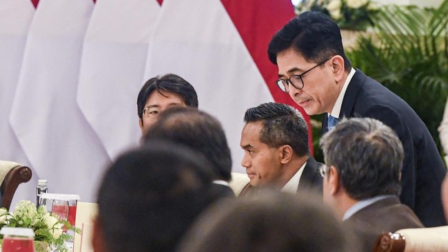 Anindya Bakrie dan Arsjad Rasjid duduk bersebelahan dalam jamuan makan siang Prabowo. Anindya mengaku mereka bersahabat.