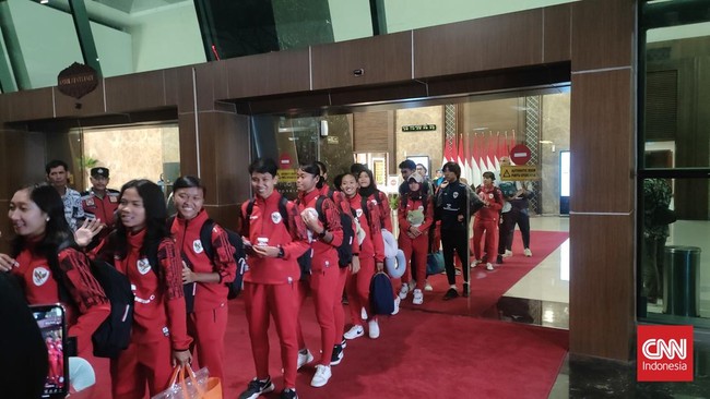 Timnas Putri Indonesia yang juara Piala AFF Wanita 2024 tiba di Bandara Soekarno Hatta tanpa sambutan dari petinggi federasi, PSSI, pada Jumat (6/12) malam.