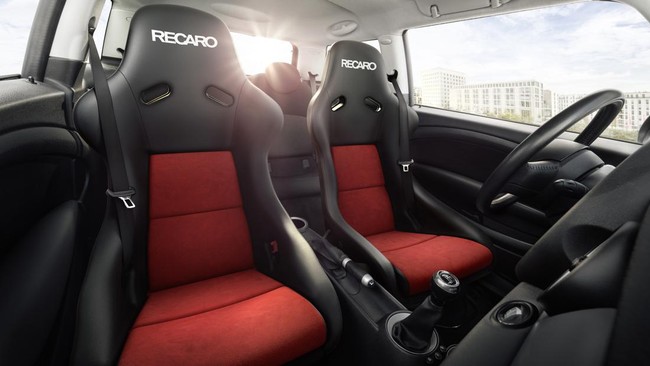Perusahaan manufaktur otomotif asal Italia, Proma Group, mengakuisisi produsen jok dari Jerman, Recaro, yang sudah bangkrut.