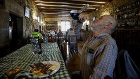 FOTO: Restoran di Catalonia Setia Layani Pelanggan Selama 500 Tahun