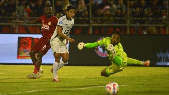 Persija Jakarta berhasil meraih kemenangan tipis 1-0 atas tuan rumah Semen Padang dalam lanjutan Liga 1 di Stadion H. Agus Salim, Jumat (6/12).