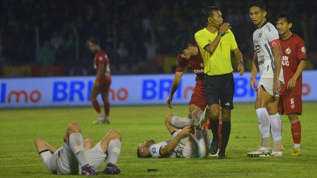 Persija Jakarta berhasil naik ke posisi kedua setelah merebut kemenangan penting di markas Semen Padang. Berikut klasemen Liga 1 usai hasil tersebut.