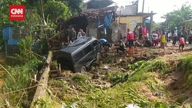 VIDEO: Evakuasi Mobil Korban Banjir Bandang Sukabumi