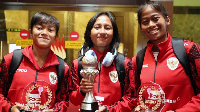 Satoru Mochizuki membeberkan kunci sukses Timnas Indonesia bisa menjuarai Piala AFF Wanita 2024 saat tiba di Bandara Soekarno Hatta, Jumat (6/12).