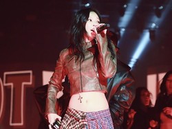 Viral Gaya Jennie BLACKPINK Pakai Dua Kemeja Jadi Rok, Real Trendsetter