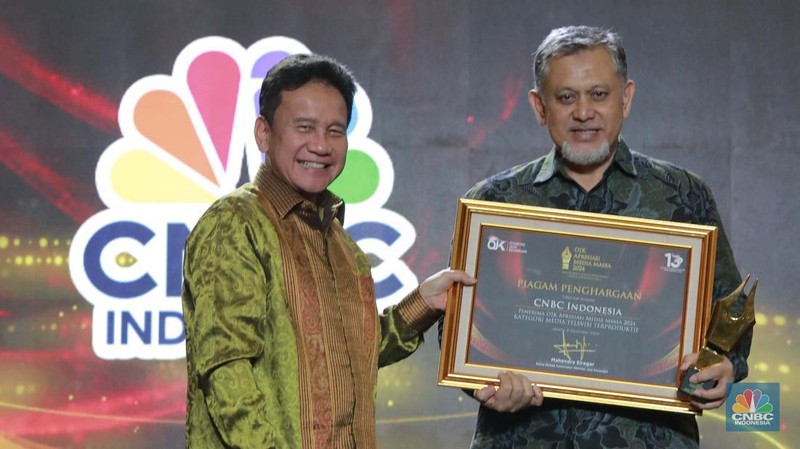 Wakil Ketua Dewan Komisioner OJK Mirza Adityaswara memberi penghargaan untuk Direktur CNBC Negara Indonesia Shanta Curanggana di kategori Dunia Pers Televisi Terproduktif untuk media CNBC Tanah Air di acara OJK Apresiasi Dunia Pers Massa 2024 di dalam Hotel Ritz Carlton, Jakarta, hari terakhir pekan (6/12/2024). Wakil Ketua Dewan Komisioner OJK Mirza Adityaswara memberi penghargaan untuk Direktur CNBC Negara Indonesia Shanta Curanggana di kategori Industri Media Televisi Terproduktif untuk media CNBC Tanah Air pada acara OJK Apresiasi Media Massa Massa 2024 di dalam Hotel Ritz Carlton, Jakarta, Hari Jumat (6/12/2024). (CNBC Indonesia/Muhammad Sabki)