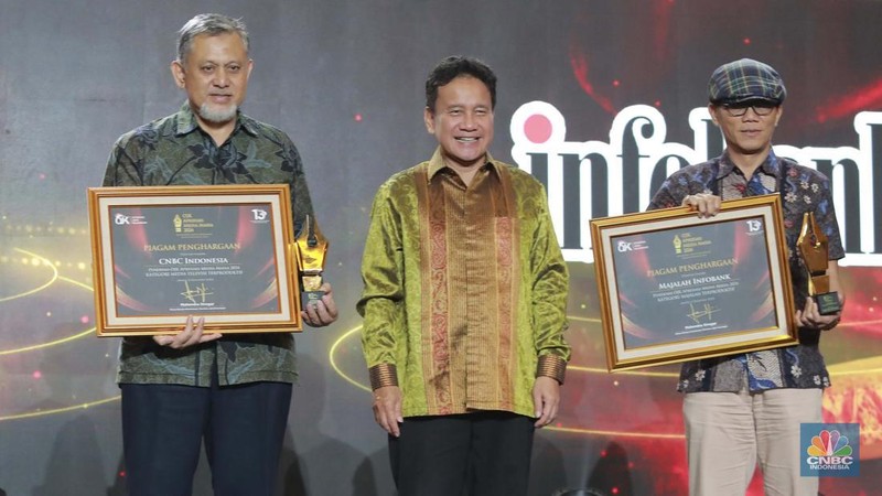 Wakil Ketua Dewan Komisioner OJK Mirza Adityaswara memberi penghargaan terhadap Direktur CNBC Negara Indonesia Shanta Curanggana di kategori Media Massa Televisi Terproduktif untuk media CNBC Nusantara di acara OJK Apresiasi Media Massa Massa 2024 di dalam Hotel Ritz Carlton, Jakarta, Hari Jumat (6/12/2024). Wakil Ketua Dewan Komisioner OJK Mirza Adityaswara memberi penghargaan untuk Direktur CNBC Nusantara Shanta Curanggana pada kategori Dunia Pers Televisi Terproduktif untuk media CNBC Nusantara pada acara OJK Apresiasi Dunia Pers Massa 2024 di dalam Hotel Ritz Carlton, Jakarta, hari terakhir pekan (6/12/2024). (CNBC Indonesia/Muhammad Sabki)