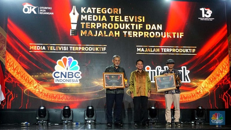 Wakil Ketua Dewan Komisioner OJK Mirza Adityaswara memberi penghargaan untuk Direktur CNBC Negara Indonesia Shanta Curanggana di kategori Industri Media Televisi Terproduktif untuk media CNBC Negara Indonesia di acara OJK Apresiasi Media Massa Massa 2024 di Hotel Ritz Carlton, Jakarta, hari terakhir pekan (6/12/2024). Wakil Ketua Dewan Komisioner OJK Mirza Adityaswara memberi penghargaan terhadap Direktur CNBC Tanah Air Shanta Curanggana pada kategori Media Massa Televisi Terproduktif untuk media CNBC Indonesi di acara OJK Apresiasi Media Massa Massa 2024 dalam Hotel Ritz Carlton, Jakarta, hari terakhir pekan (6/12/2024). (CNBC Indonesia/Muhammad Sabki)