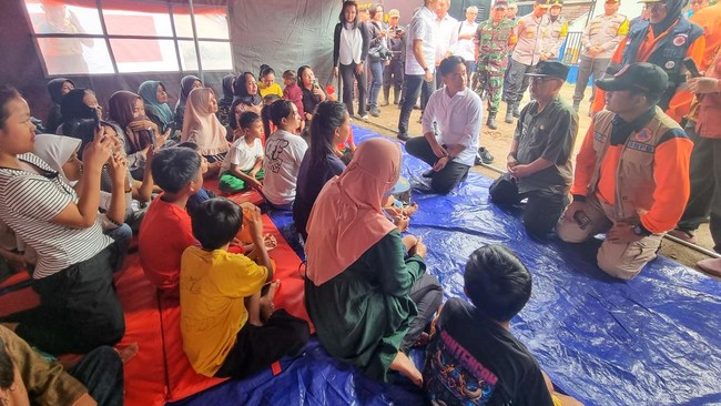 Wapres Gibran meninjau salah satu lokasi terdampak bencana banjir dan tanah longsor di Kampung Cihonje, Desa Sukamaju, Sukabumi, Jumat (6/12).