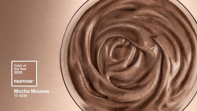 Setelah tren warna hijau cerah brat green mendominasi awal tahun, Pantone kini mengumumkan warna tahun 2025: Mocha Mousse.