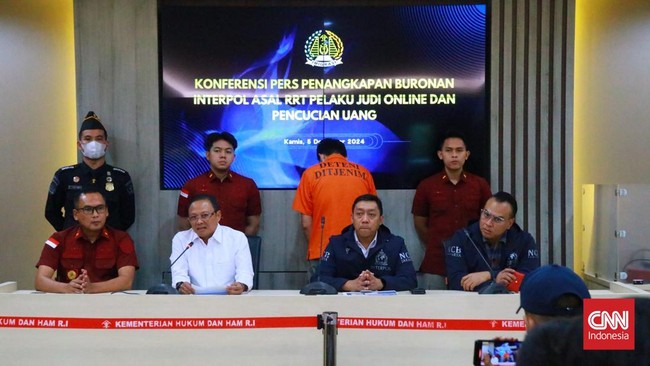 Buronan interpol kasus judi online itu diamankan petugas saat pemeriksaan Imigrasi Pelabuhan Internasional Batam Center pada Senin (2/12).