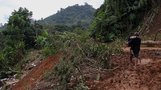 Lima Dusun di Sulbar Terisolasi, Akses Jalan Warga Tertimbun Longsor Lima dusun di Polewali Mandar, Sulawesi Barat, terisolasi setelah akses jalan penghubung tertimbun material longsor akibat hujan dengan intensitas tinggi.