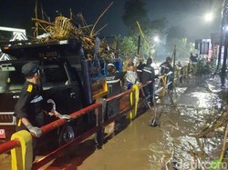 Tumpukan Sampah di Jembatan Buk Wedi Dibersihkan Antisipasi Sungai Meluap