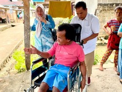 Andre Rosiade Kirim Kursi Roda untuk Pemuda Penderita Polio di Sumbar