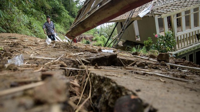 Jalan propinsi yang membentang di wilayah Cianjur selatan, tepatnya di Kecamatan Tanggeung, yang sempat amblas sudah dapat dilalui normal dari ke dua arah.