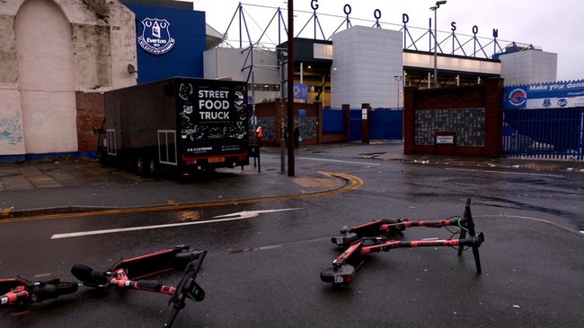 Duel Everton vs Liverpool dalam lanjutan Liga Inggris pekan ke-15 yang dijadwalkan berlangsung di Goodison Park, Sabtu (7/12) resmi ditunda karena cuaca buruk.