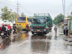 Dua Arah Jalur Pantura Rejoso Pasuruan Masih Tergenang, Lalin Macet Parah