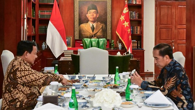 Presiden ke-7 RI Joko Widodo (Jokowi) mengunjungi kediaman Presiden Prabowo Subianto di Kertanegara, Jakarta Selatan, Sabtu (4/10) sore ini.
