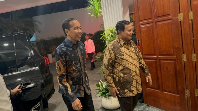 Jokowi mengaku tak membicarakan urusan politik saat bertemu Presiden Prabowo di Jakarta, Minggu (12/1) kemarin.