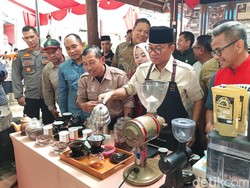 Mendes Yandri Tanam-Racik Kopi Luwak BUMDes Mekar Jaya di Desa Prangat Baru