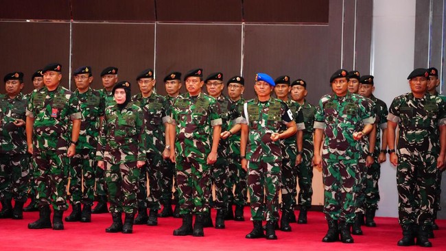 Panglima TNI Jenderal Agus Subiyanto melakukan rotasi dan mutasi TNI terhadap 86 perwira tinggi (pati) di tiga matra.