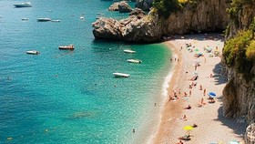 Pantai di Italia memberlakukan larangan pakai payung pada pengunjung usia 10-65 tahun.