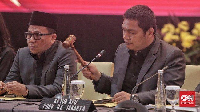 Saksi dari Ridwan Kamil-Suswono memilih walk out saat KPU mengumumkan Pramono-Rano Karno menjadi pemenang Pilgub Jakarta, Minggu (8/12).