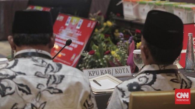 PDIP mendesak Kapolri Jenderal Listyo Sigit mencopot Kapolda Papua Tengah dan Kapolres Paniai imbas dugaan kekerasan saat rekapitulasi suara Pilkada.