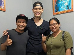Kecele Tak Ketemu Sunhaji di Magelang, YouTuber Malaysia Titip Amplop
