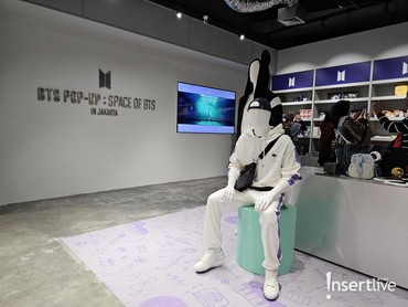 img-title Melihat Langsung Kostum 'Permission to Dance' di POP-UP: SPACE OF BTS