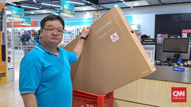 Edward, beberapa kali memanfaatkan momen Transmart Full Day Sale untuk membeli televisi. Dia melakukan itu karena mendapat potongan harga besar.