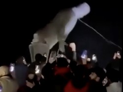 Video Detik-detik Massa Robohkan Patung Mantan Presiden Suriah Hafez Al-Assad