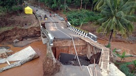 FOTO: Jembatan Ambruk, Akses ke Geopark Sukabumi Lewat Loji Terputus