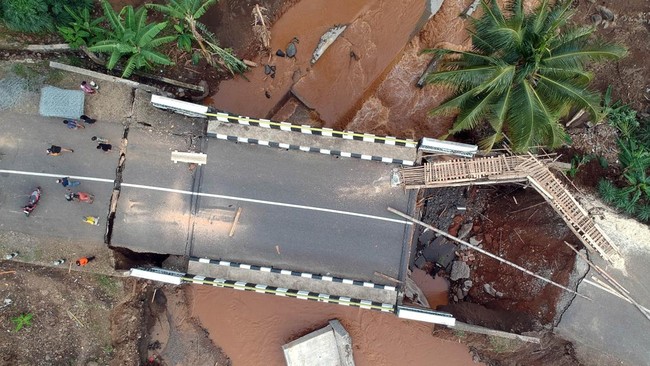 FOTO: Jembatan Ambruk, Akses ke Geopark Sukabumi Lewat Loji Terputus