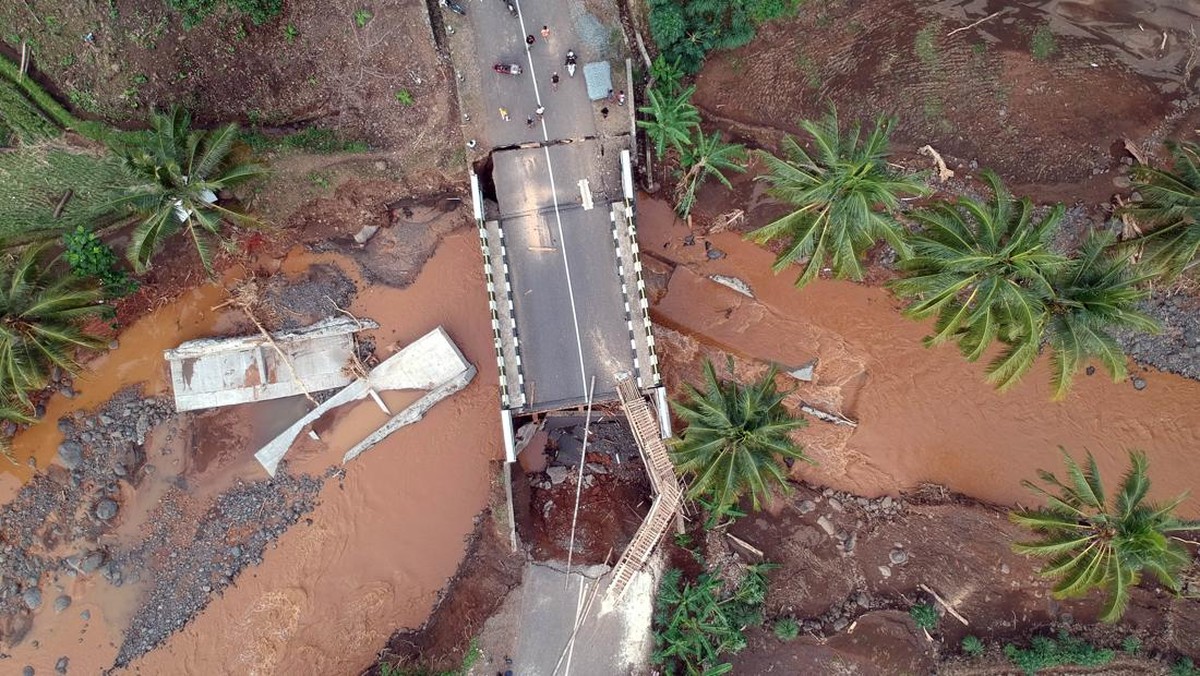 FOTO: Jembatan Ambruk, Akses ke Geopark Sukabumi Lewat Loji Terputus
