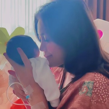 Jedar Tetap Antusias Menyusui Putrinya Pasca Alami Pendarahan Hebat Usai Lahiran