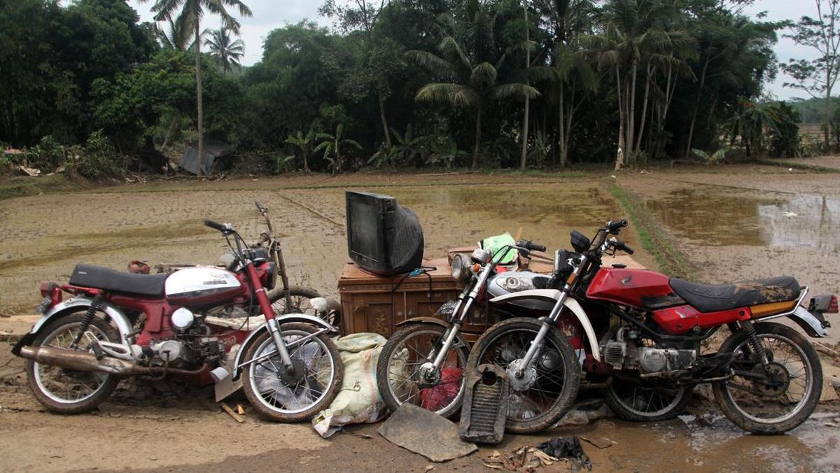 Belasan Motor Hanyut Terseret Arus Banjir Bandang di Cisolok Sukabumi