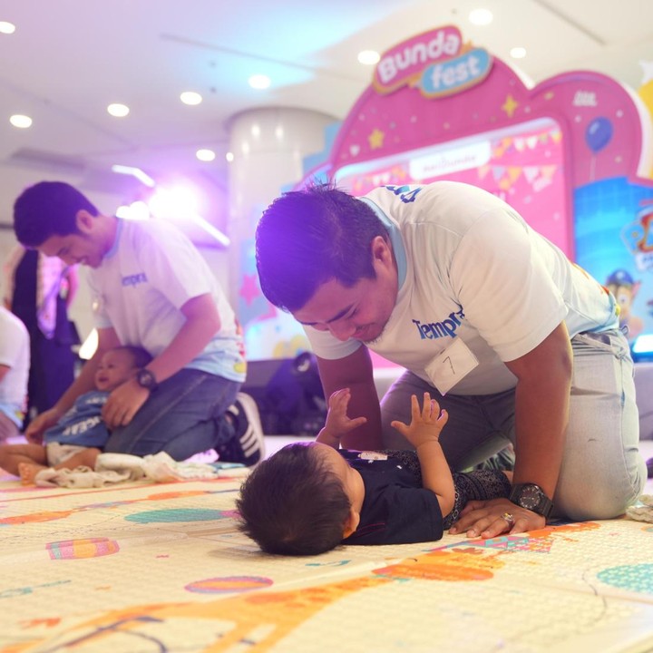 <p>Bundafest 2024 telah berakhir pada Minggu (8/12/2024). Di hari terakhir, ada banyak kegiatan di Family Fun Zone, termasuk lomba Ayah Pasang Popok Anak dan pengumuman pemenang School Performance. (Foto: Ivan Putra Darmawan)</p>