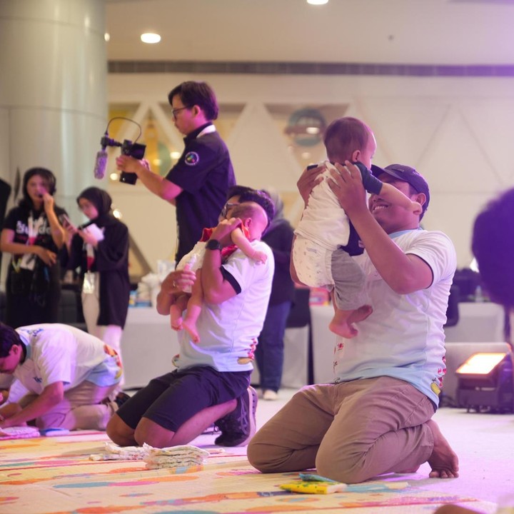 <p>Lomba Ayah Pasang Popok mengawali rangkaian kegiatan Bundafest 2024 di hari terakhir. Di sini, Ayah akan menunjukkan kehebatannya dalam mengasuh Si Kecil. Seru banget ya, Bunda! (Foto: Ivan Putra Darmawan)</p>