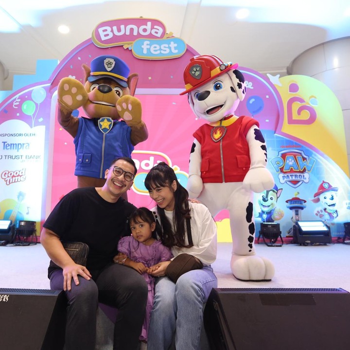 <p>Tak hanya anak-anak, keluarga yang hadir di Bundafest 2024 juga terlihat tak sabar bertemu dengan karakter PAW Patrol. Di acara meet and greet ini, setiap keluarga yang hadir juga bisa ikut berfoto dengan dengan Marshall dan Chase. (Foto: Deodotus Alvika)</p>