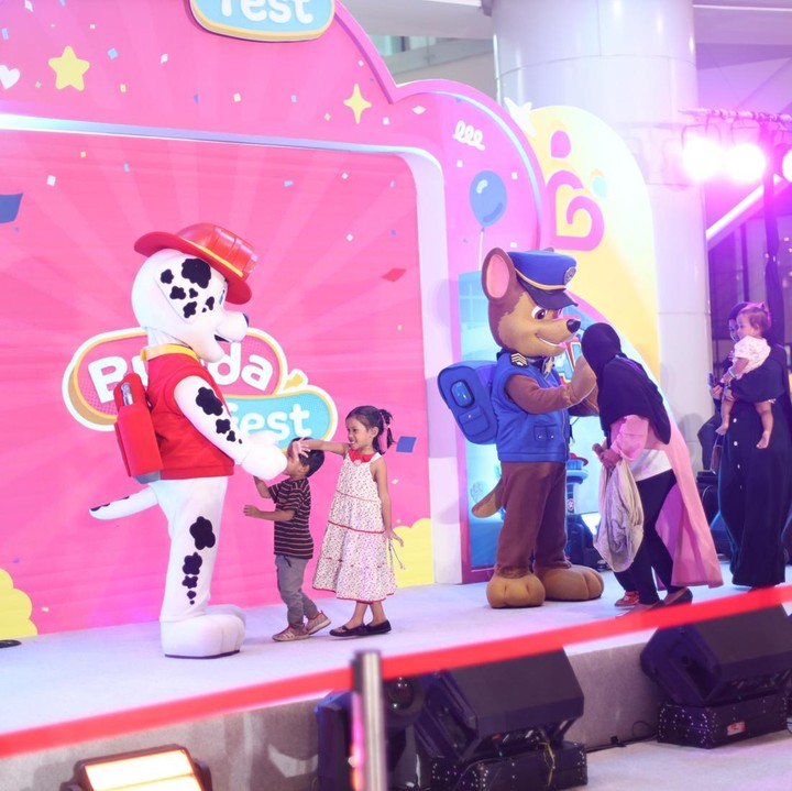 <p>Rona bahagia terlihat jelas dari wajah anak-anak yang mendapatkan kesempatan untuk mengabadikan momen dengan karakter PAW Patrol. Beberapa di antaranya melakukan interaksi langsung, seperti memeluk dan berjabat tangan dengan Marshall dan Chase dari PAW Patrol. (Foto: Deodotus Alvika)</p>